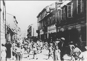 Jüdische Kinder spielen in der Kruchemlena Straße im Warschauer Ghetto.