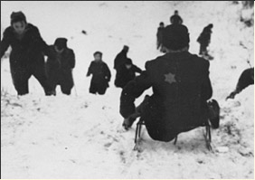 Kinder spielen im Ghetto Kaunas (Dezember 1943).