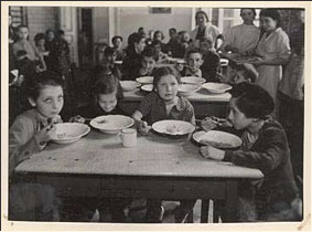 Kinder essen in einer öffentlichen Küche, Warschauer Ghetto, Polen