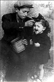 Ein Junge füttert seine Schwester, Ghetto Lódz, Polen